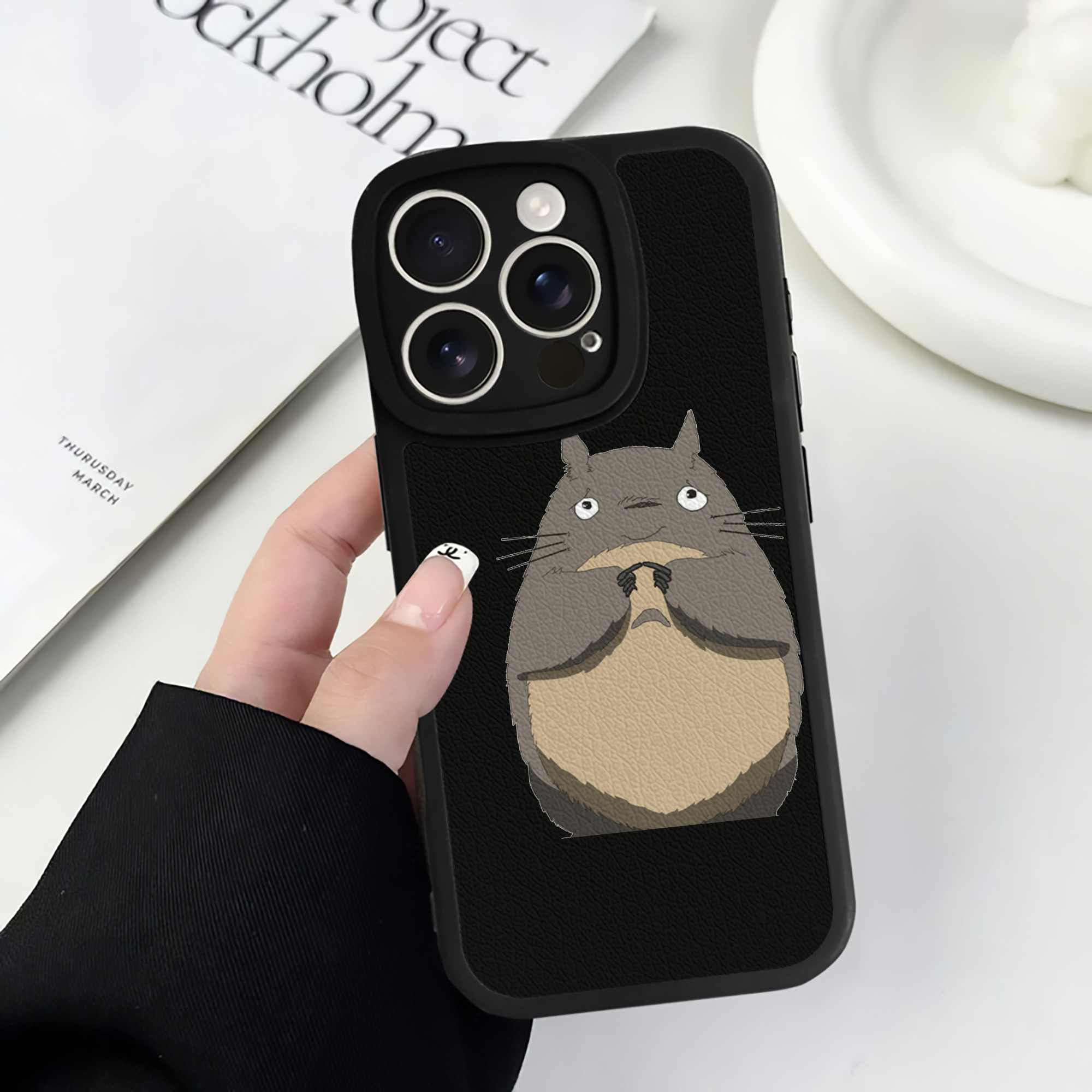 （画像用） となりのトトロ 草壁メイ 草壁サツキ My Neighbor Totoro Satsuki Kusakabe Mei Kusakabe 【iPhone 16シリーズ対応】シリコンスマホケース（レザー調） 材質：シリコン